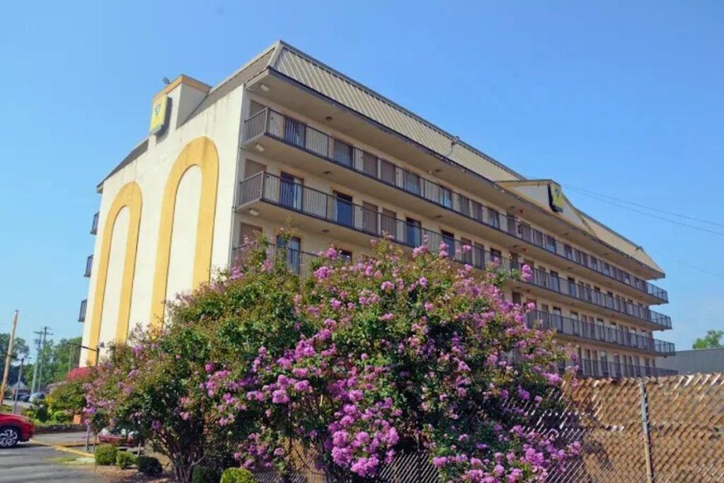 Studio 9 Inn & Suites - Image 4