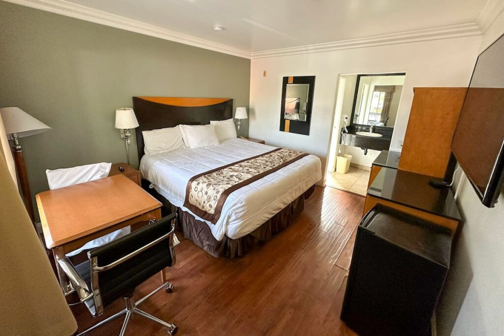 Sunset Motel - Image 4