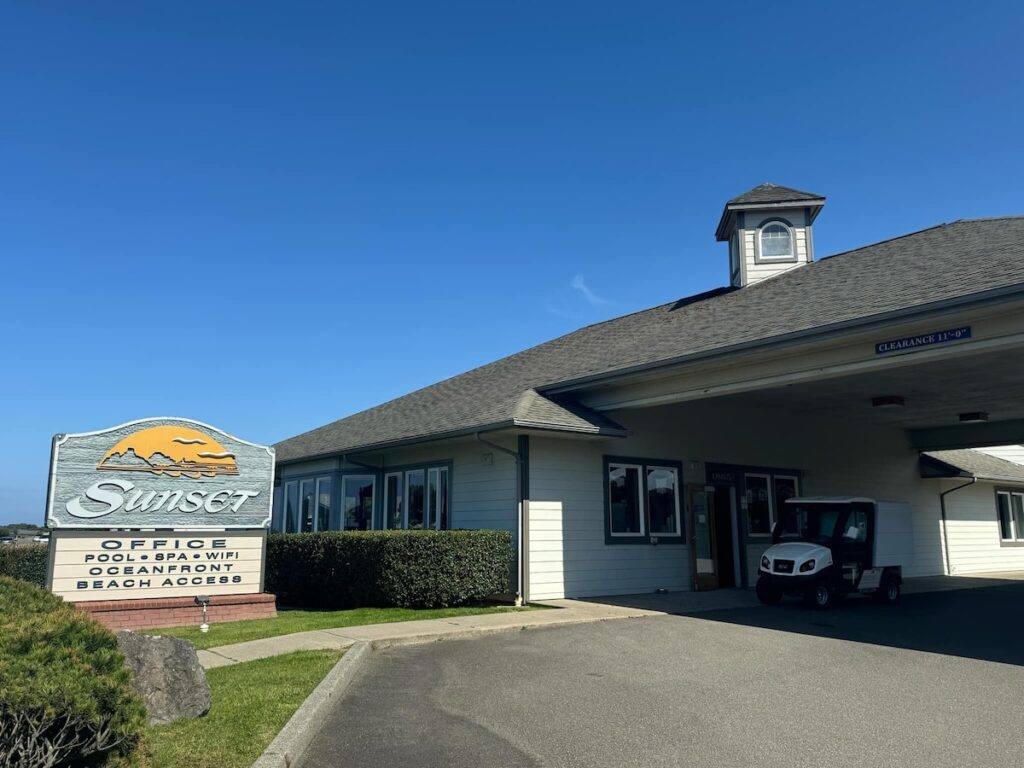 Sunset Oceanfront Lodging - Image 4