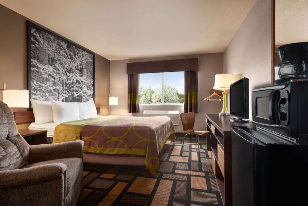 Super 8 by Wyndham Akron S/Green/Uniontown OH - Image 3