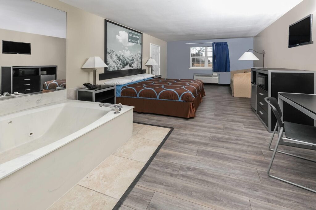 Super 8 by Wyndham Arlington Near AT&T Stadium