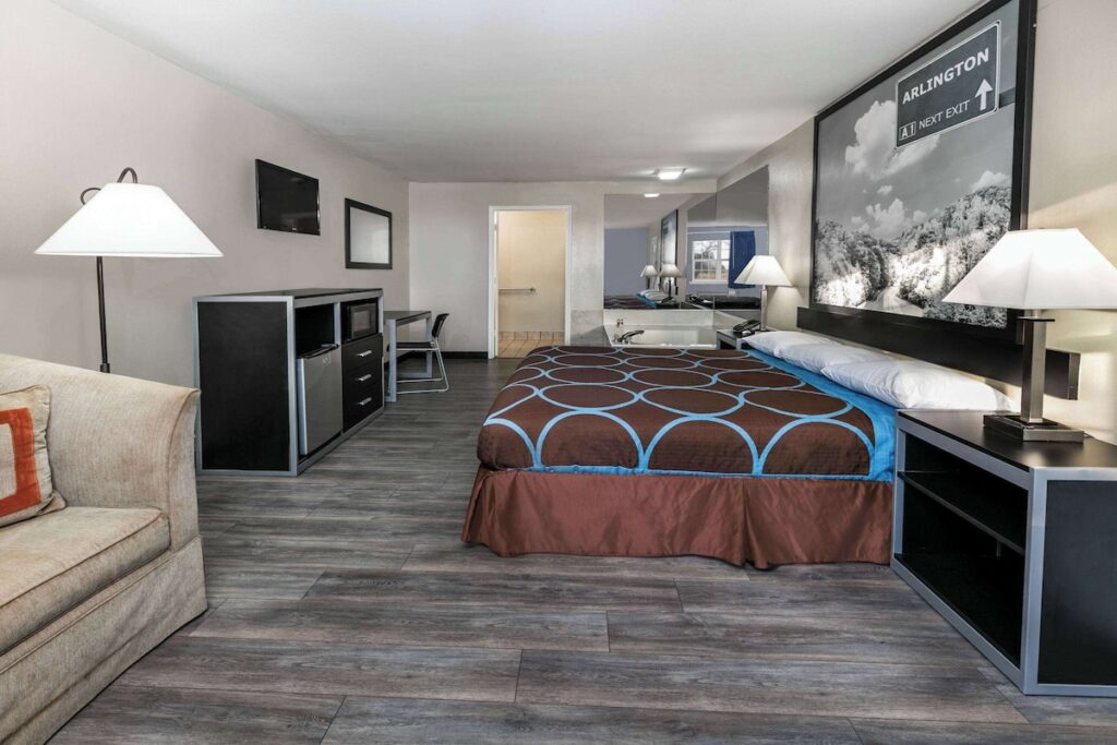 Super 8 by Wyndham Arlington Near AT&T Stadium - Image 4