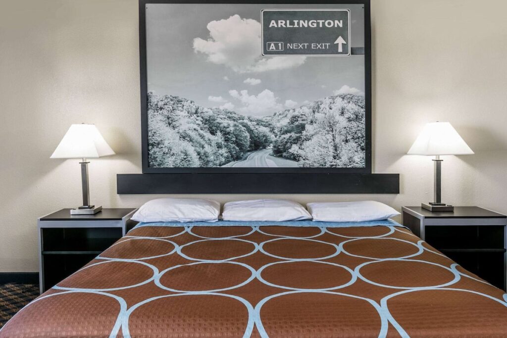 Super 8 by Wyndham Arlington Near AT&T Stadium - Image 3