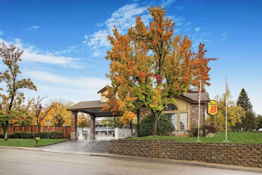 Super 8 by Wyndham Auburn - Image 2