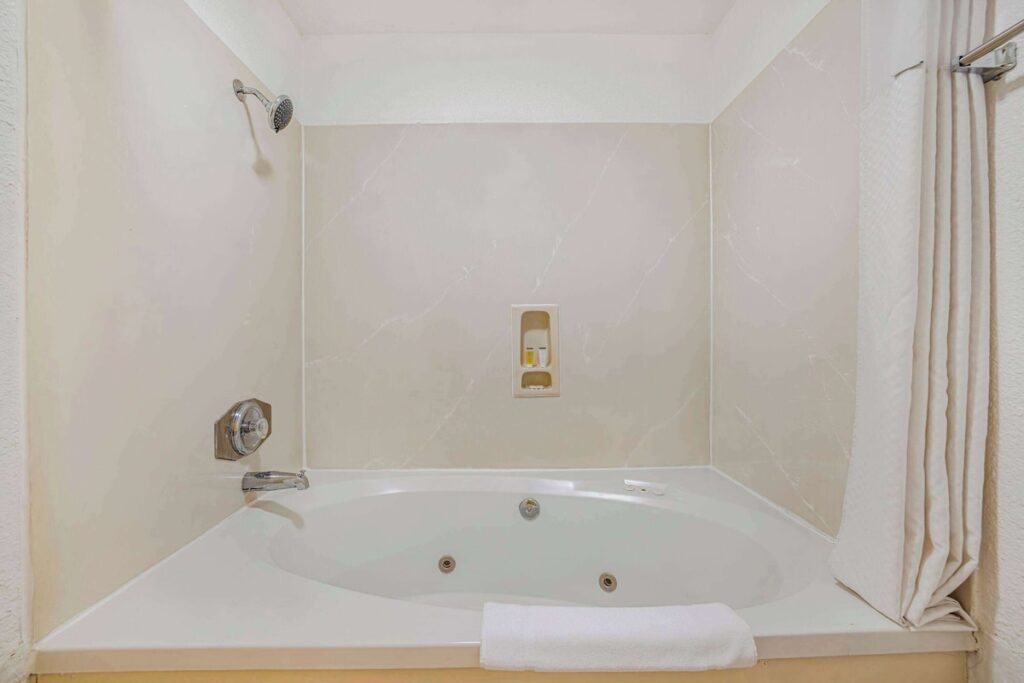 Super 8 by Wyndham Auburn - Image 1