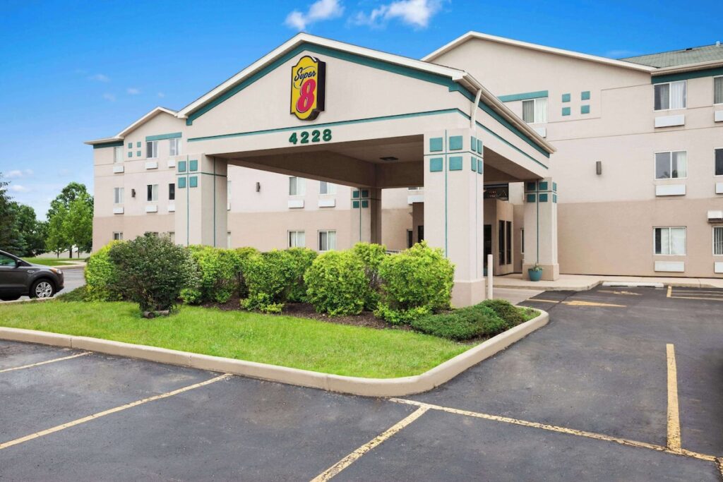 Super 8 by Wyndham Aurora/Naperville Area - Image 2