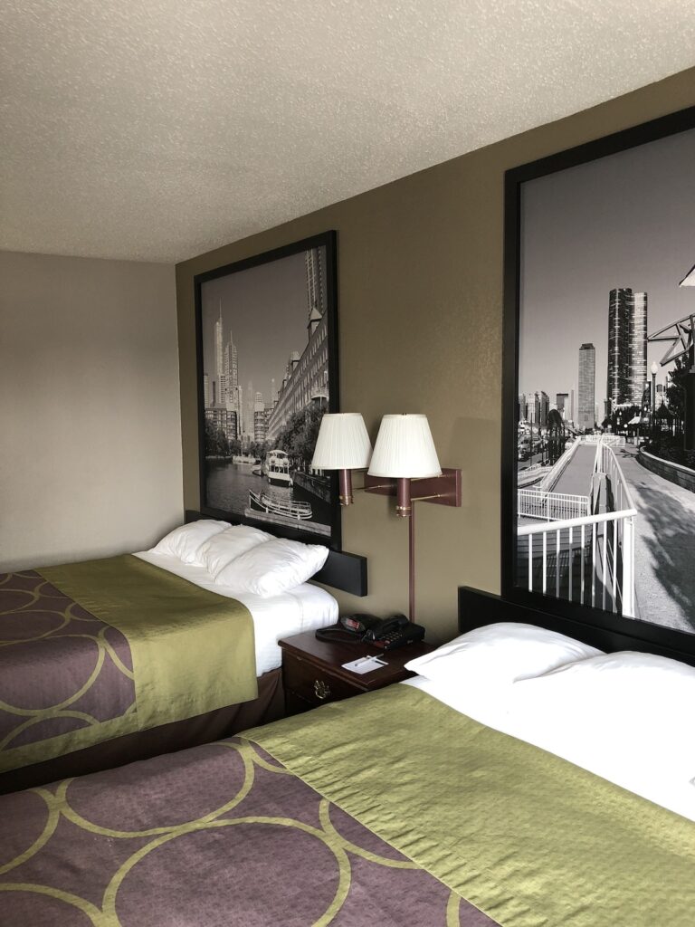 Super 8 by Wyndham Aurora/Naperville Area - Image 4