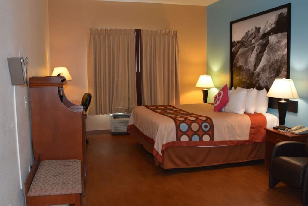 Super 8 by Wyndham Austin/Airport South - Image 4