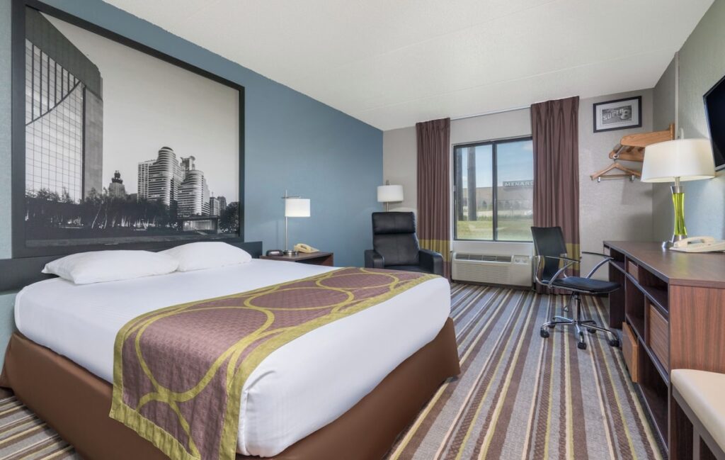 Super 8 by Wyndham Bakersfield South CA - Image 3