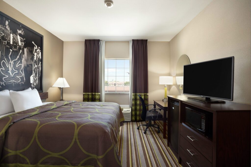 Super 8 by Wyndham Bakersfield South CA - Image 4