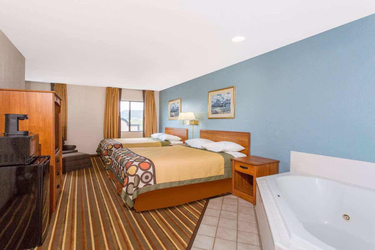 Super 8 by Wyndham Bedford - Image 3