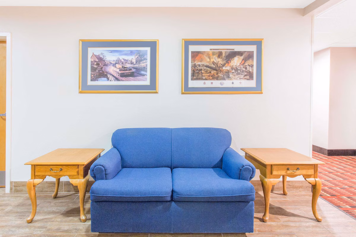 Super 8 by Wyndham Bedford - Image 4