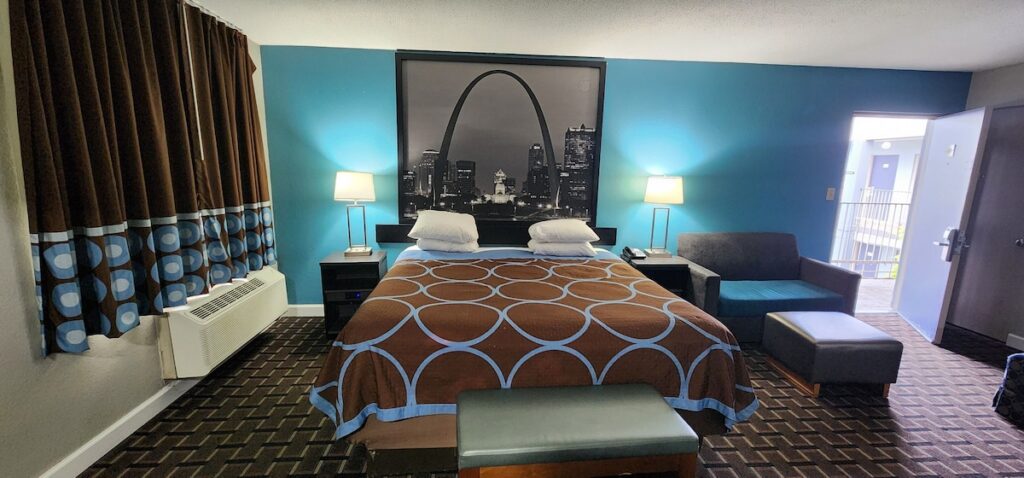 Super 8 by Wyndham Belleville St. Louis Area - Image 3
