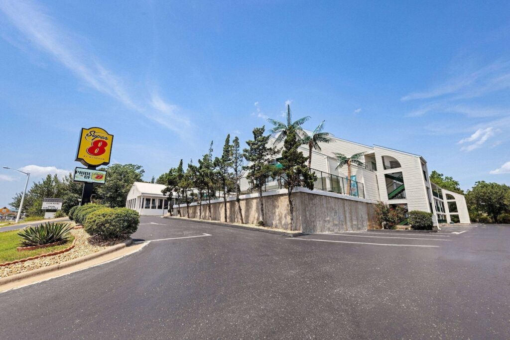 Super 8 by Wyndham Branson / Shepherd of the Hills Exwy - Image 2