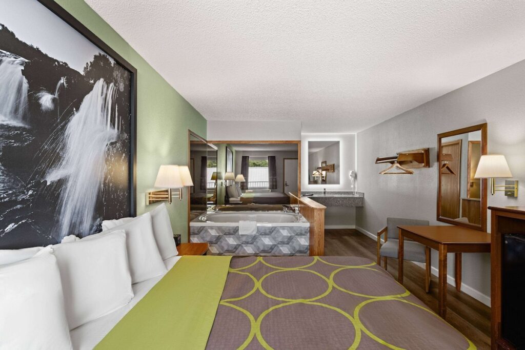 Super 8 by Wyndham Branson / Shepherd of the Hills Exwy - Image 4