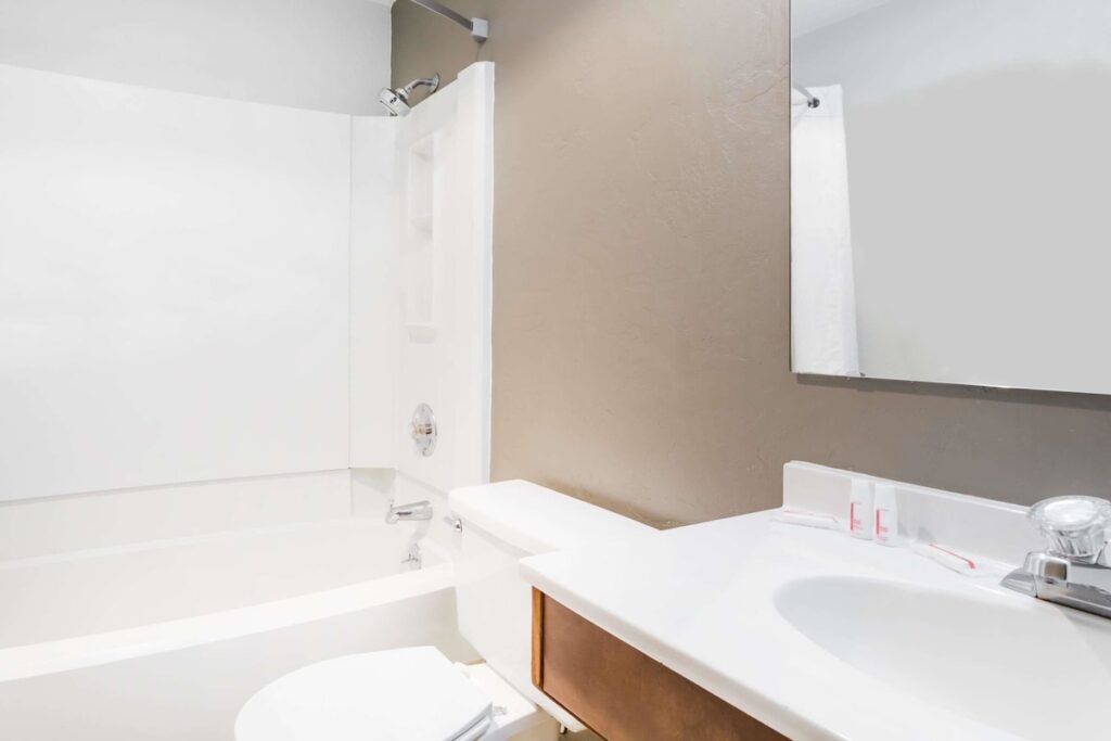 Super 8 by Wyndham Bremerton - Image 1