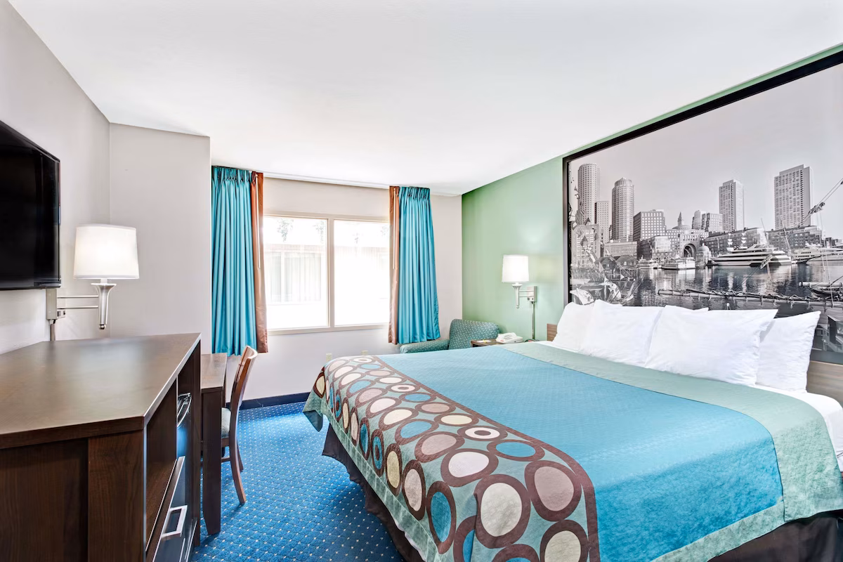 Super 8 by Wyndham Brockton - Image 3