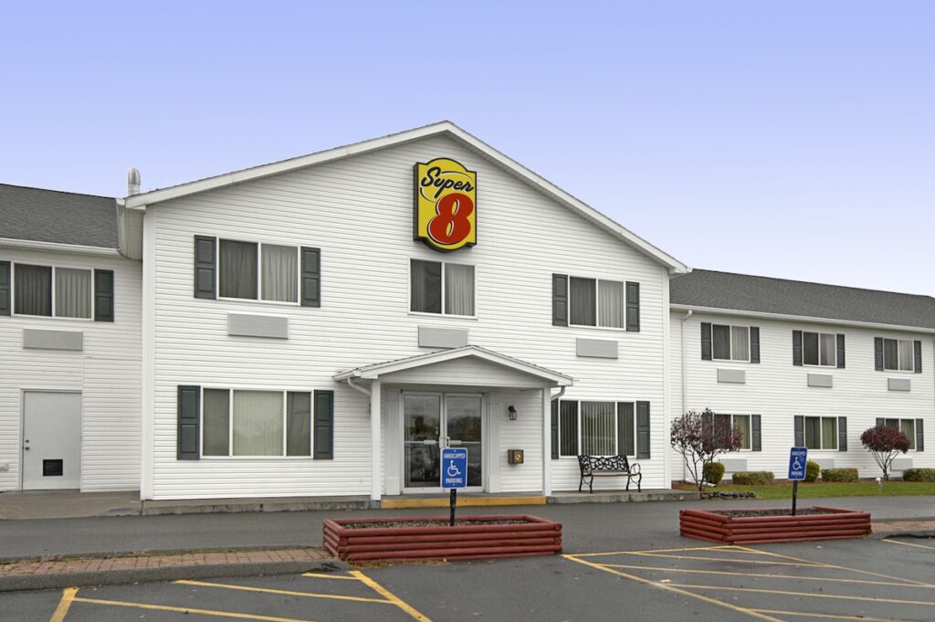 Super 8 by Wyndham Canandaigua - Image 2