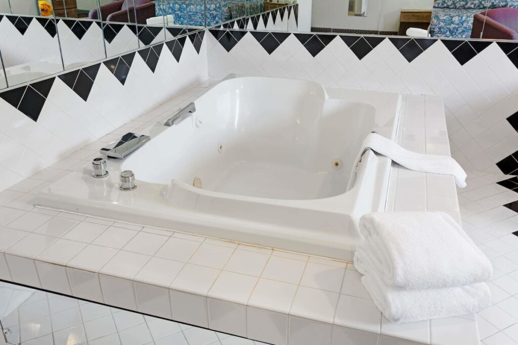 Super 8 by Wyndham Canonsburg/Pittsburgh Area - Image 1