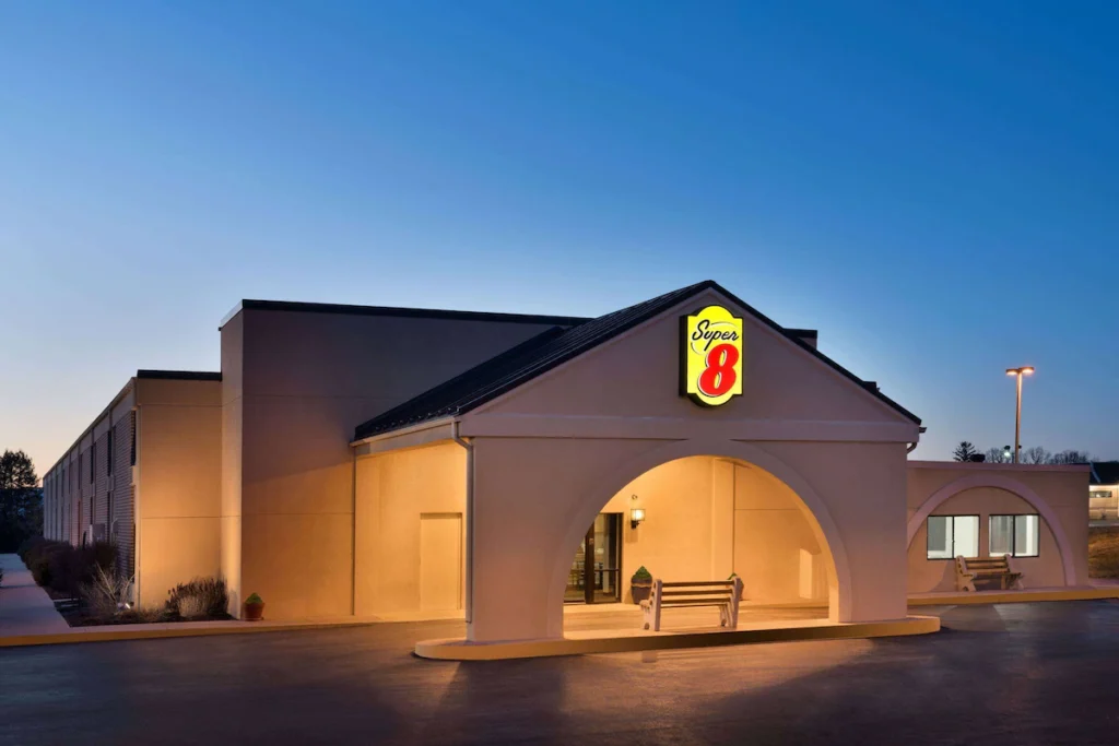 Super 8 by Wyndham Chambersburg I-81 - Image 2
