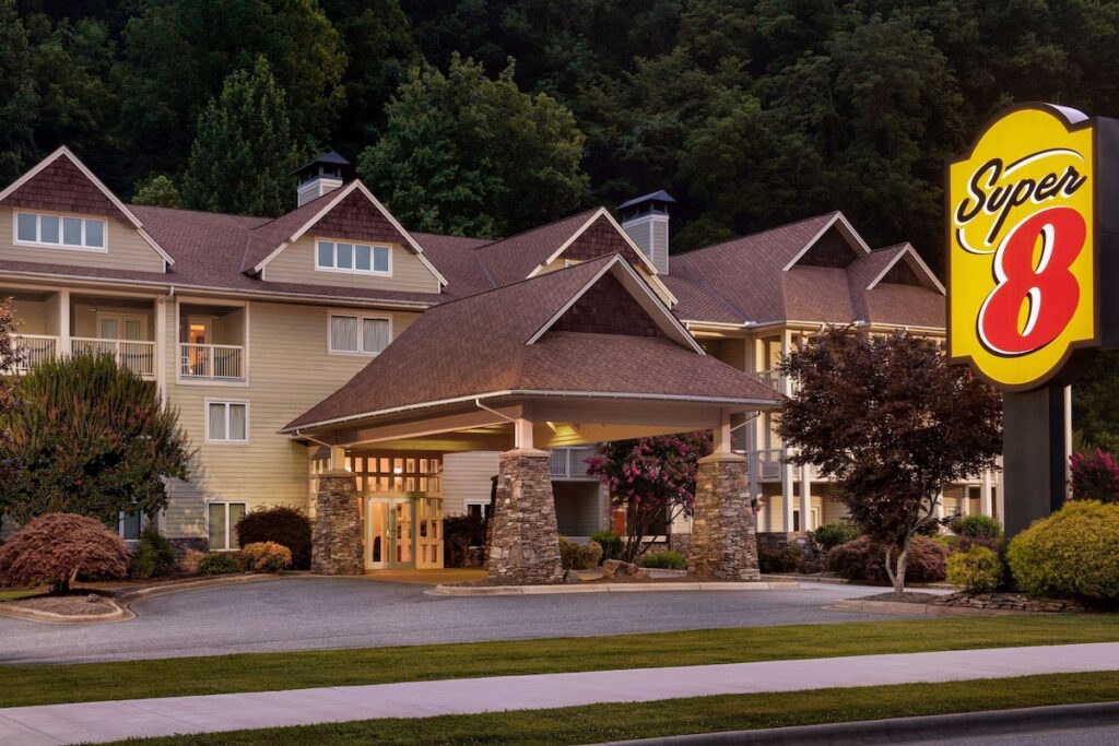 Super 8 by Wyndham Cherokee - Image 5