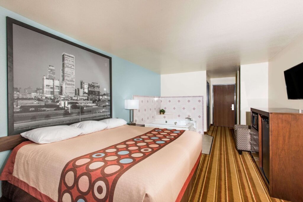 Super 8 by Wyndham Claremore OK - Image 1