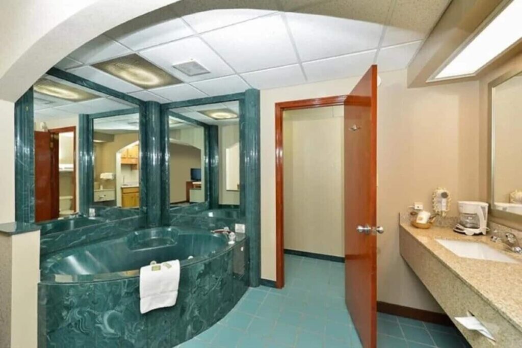 Super 8 by Wyndham Clarksville Northeast