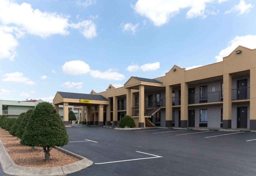Super 8 by Wyndham Clarksville Northeast - Image 2