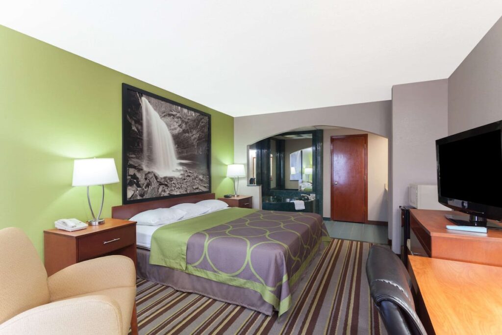 Super 8 by Wyndham Clarksville Northeast - Image 3