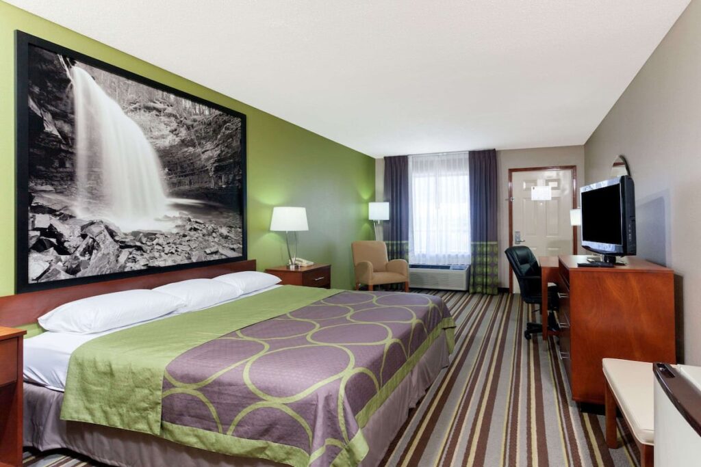 Super 8 by Wyndham Clarksville Northeast - Image 4