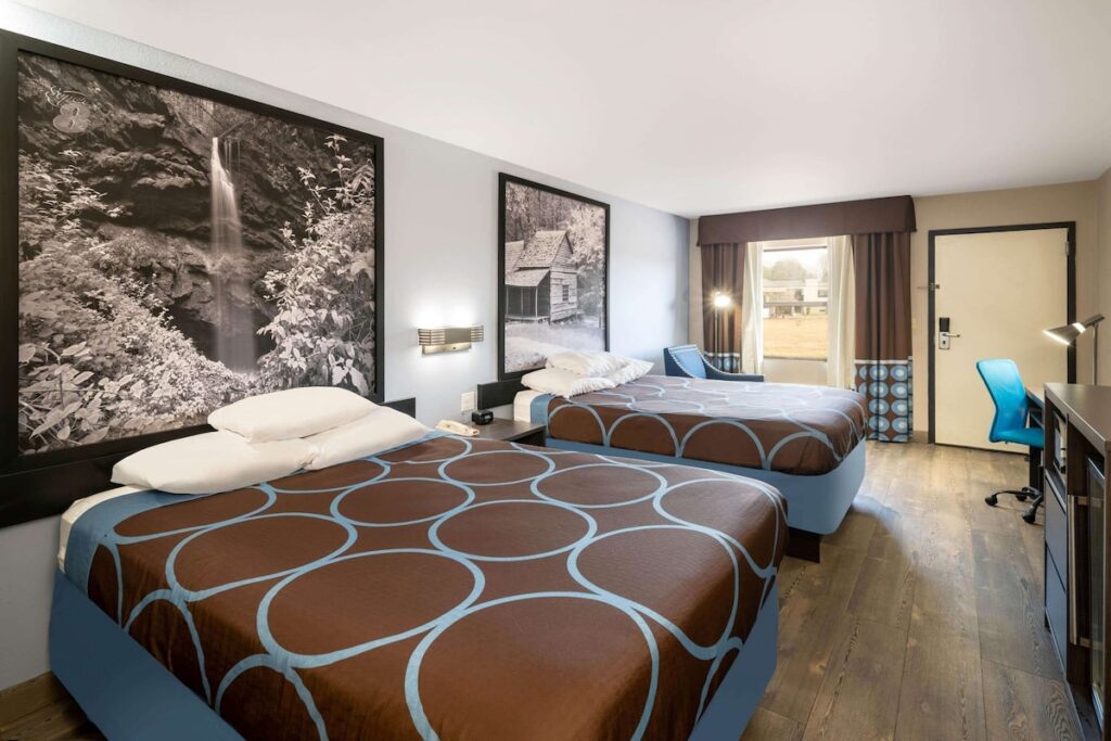 Super 8 by Wyndham Cleveland - Image 4