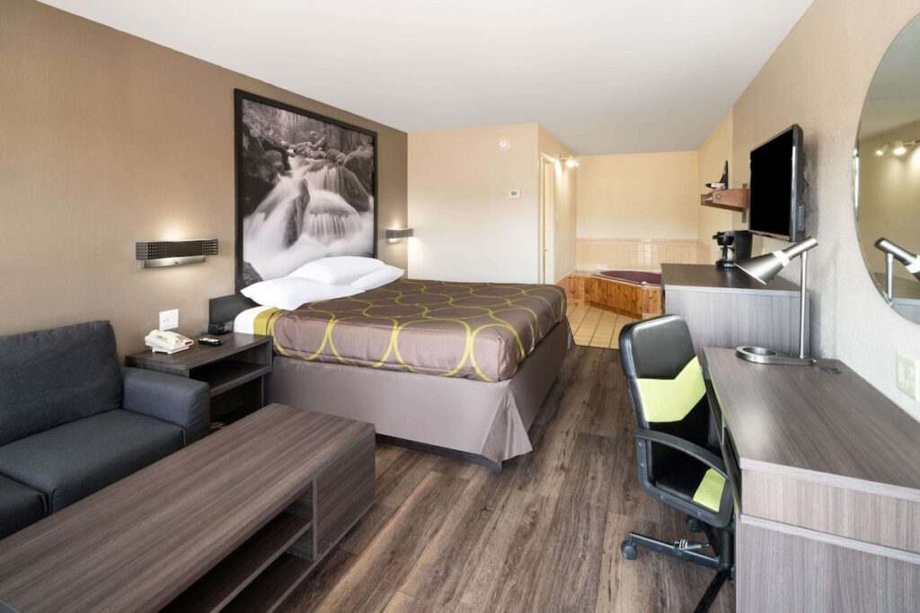 Super 8 by Wyndham Cleveland - Image 3