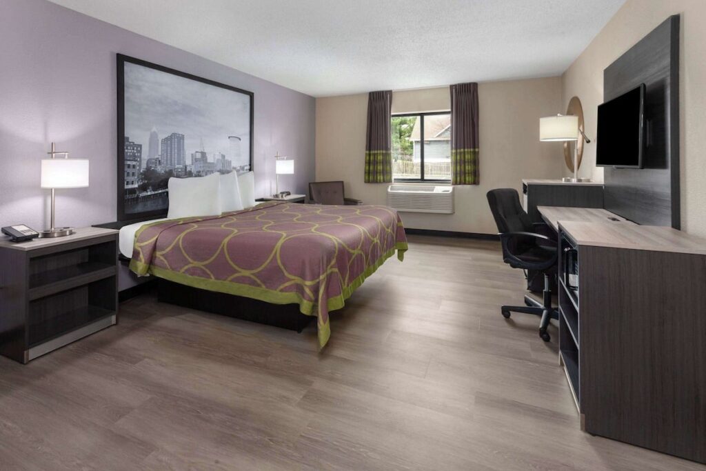 Super 8 by Wyndham Copley Akron - Image 3