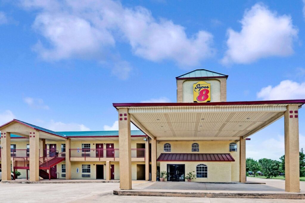 Super 8 by Wyndham Dallas South - Image 2