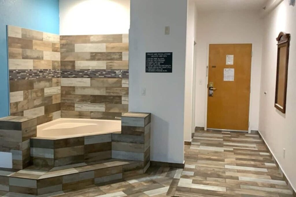 Super 8 by Wyndham Daytona Beach - Image 4