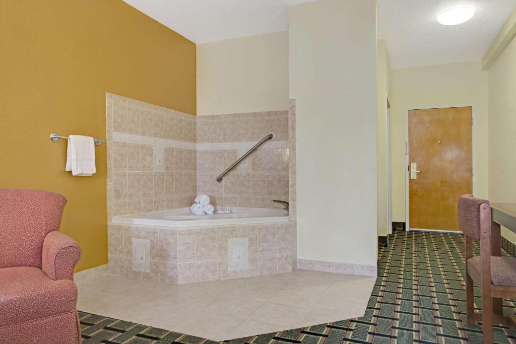 Super 8 by Wyndham Daytona Beach