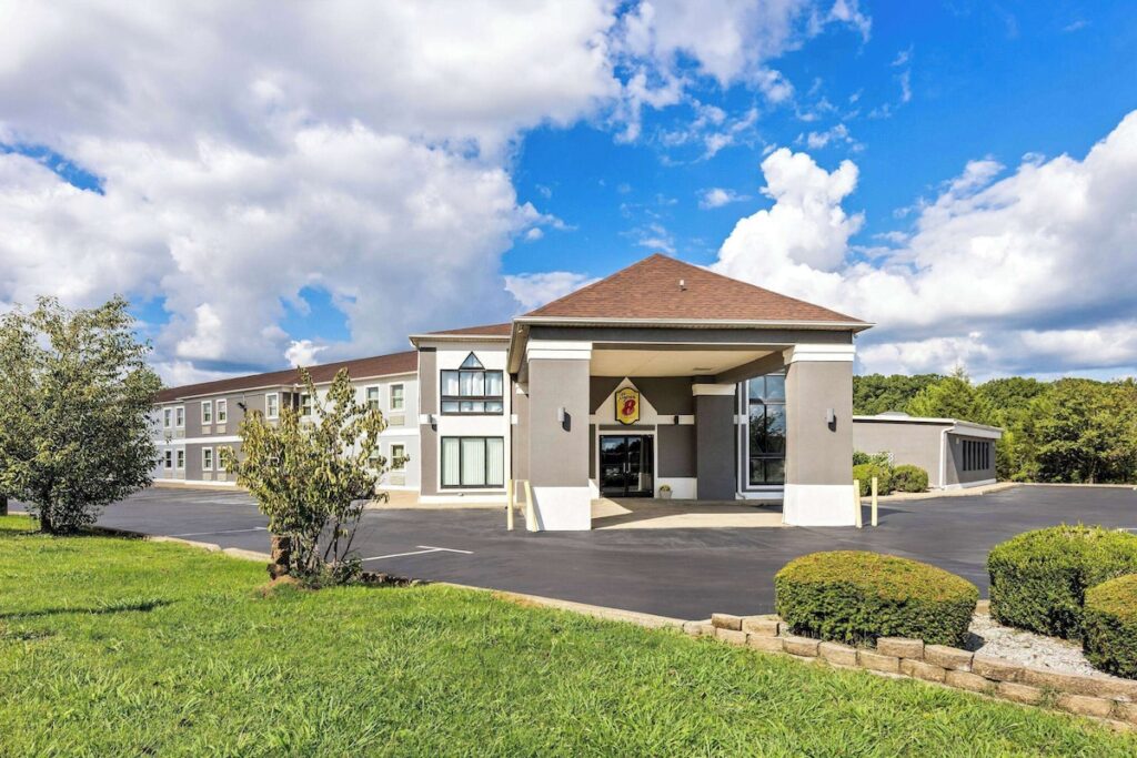 Super 8 by Wyndham Dickson - Image 2