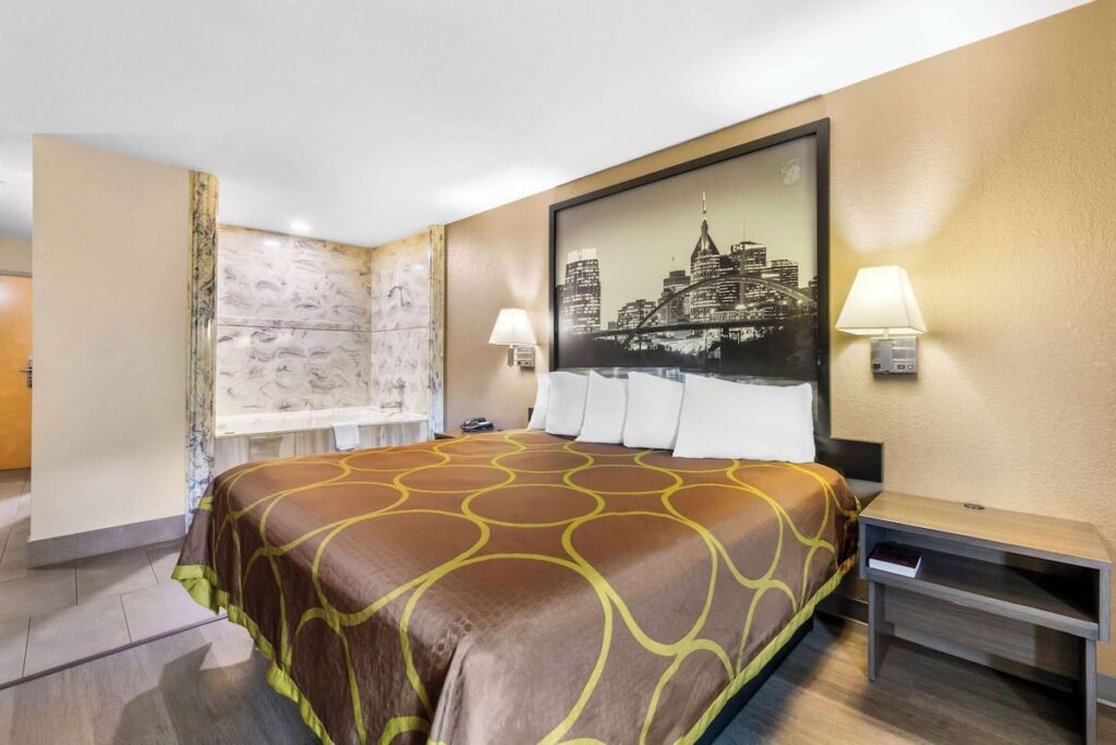 Super 8 by Wyndham Dickson - Image 3