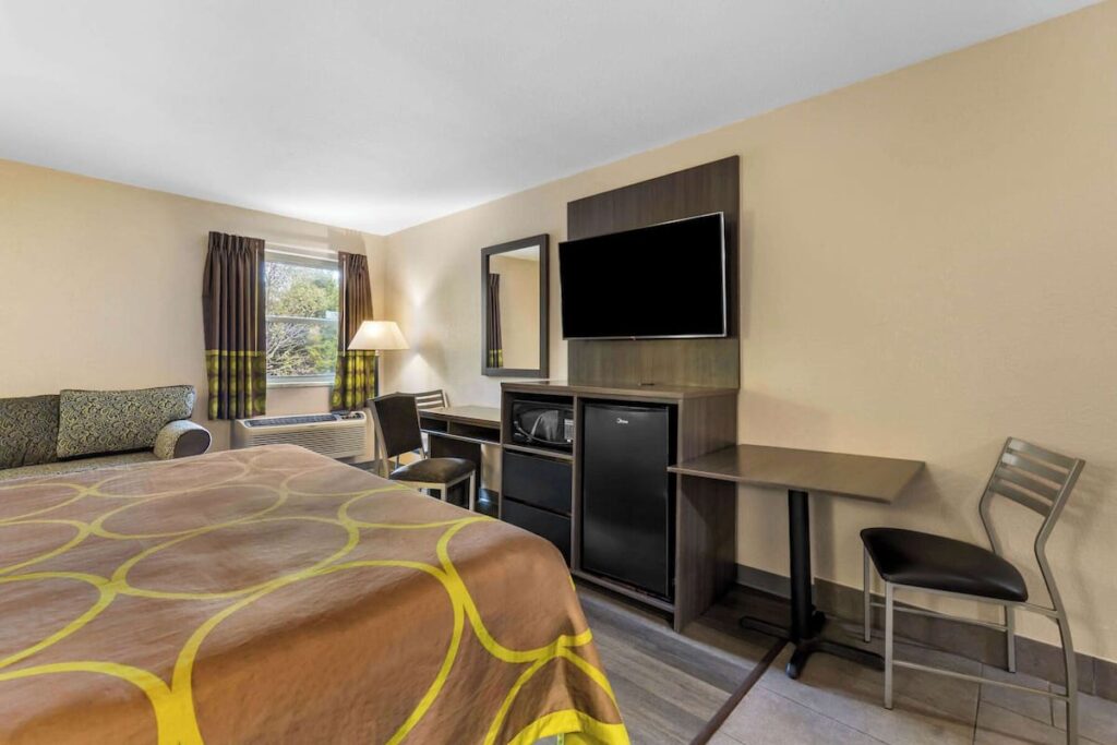 Super 8 by Wyndham Dickson - Image 4