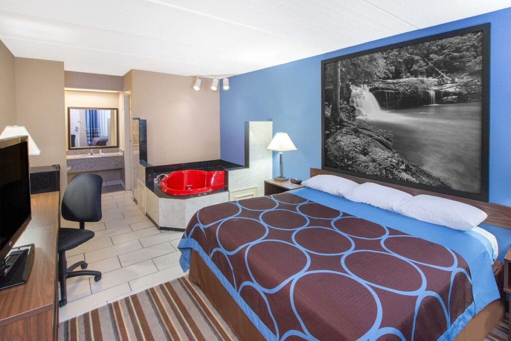 Super 8 by Wyndham Dothan - Image 3