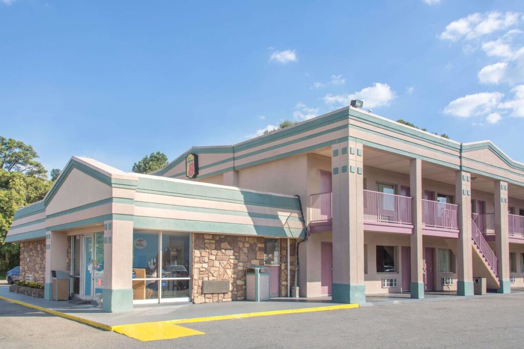 Super 8 by Wyndham Durham/University Area NC - Image 3