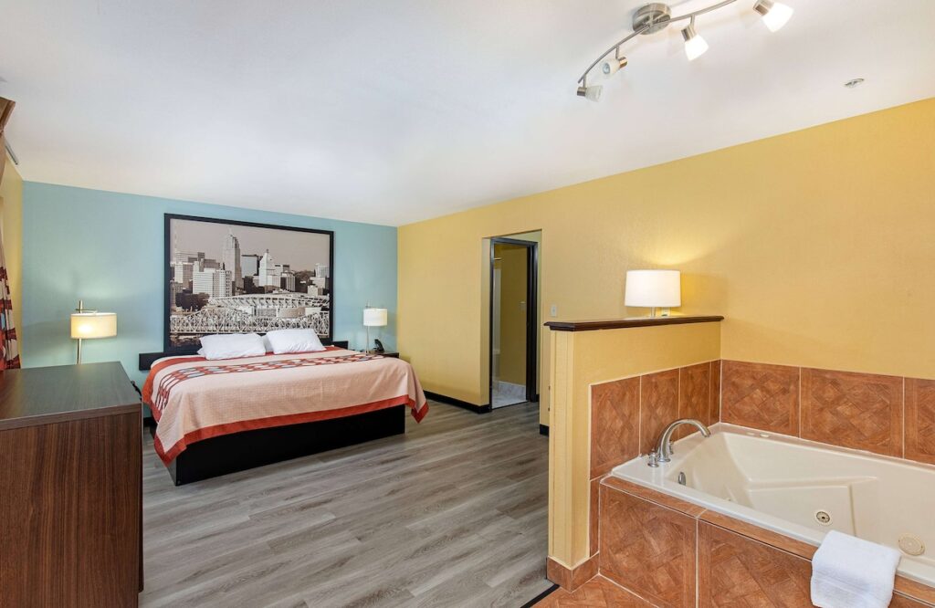 Super 8 by Wyndham Eddyville/Kuttawa - Image 2