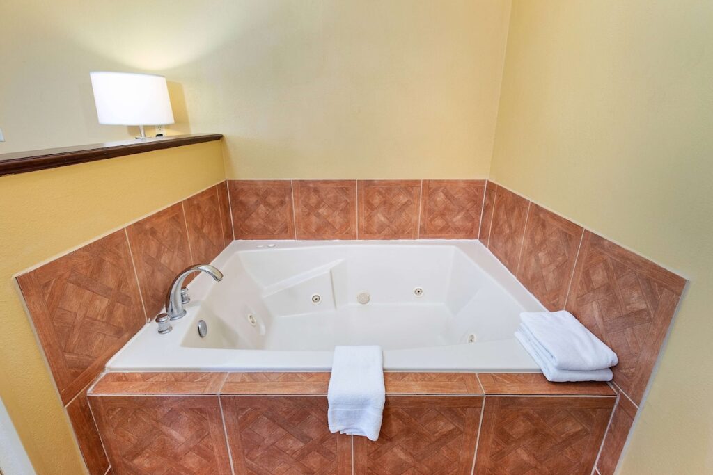 Super 8 by Wyndham Eddyville/Kuttawa - Image 1