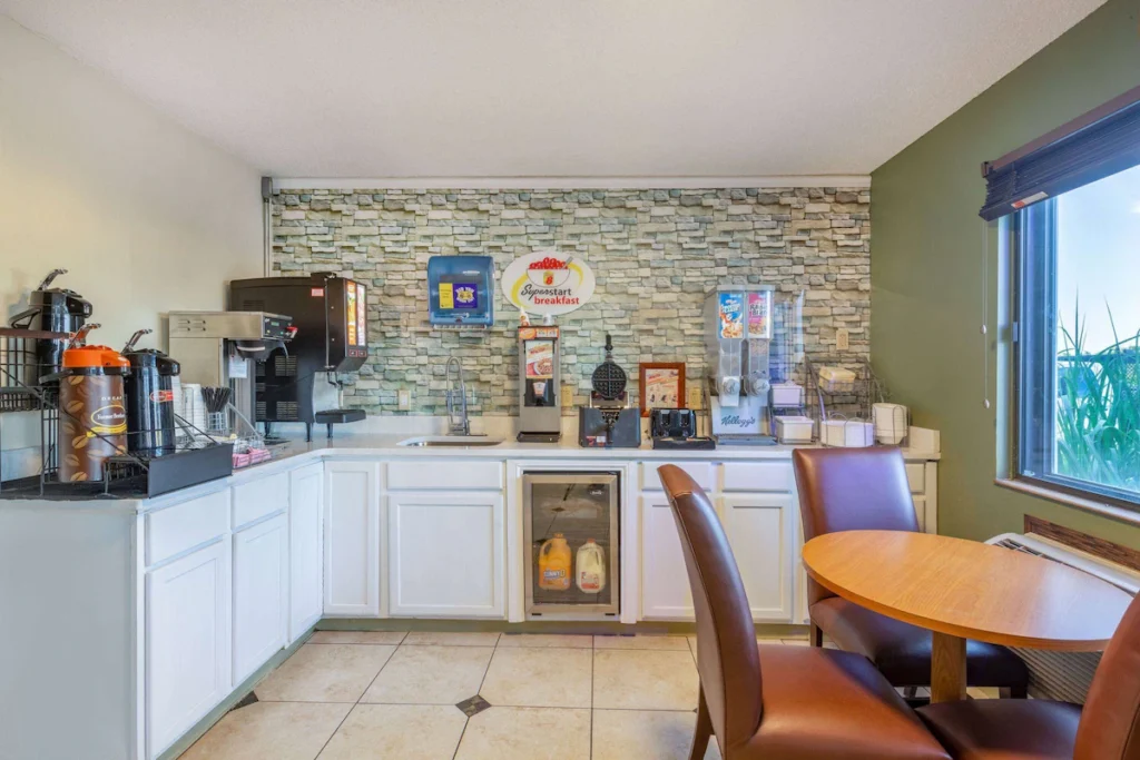 Super 8 by Wyndham El Dorado - Image 3