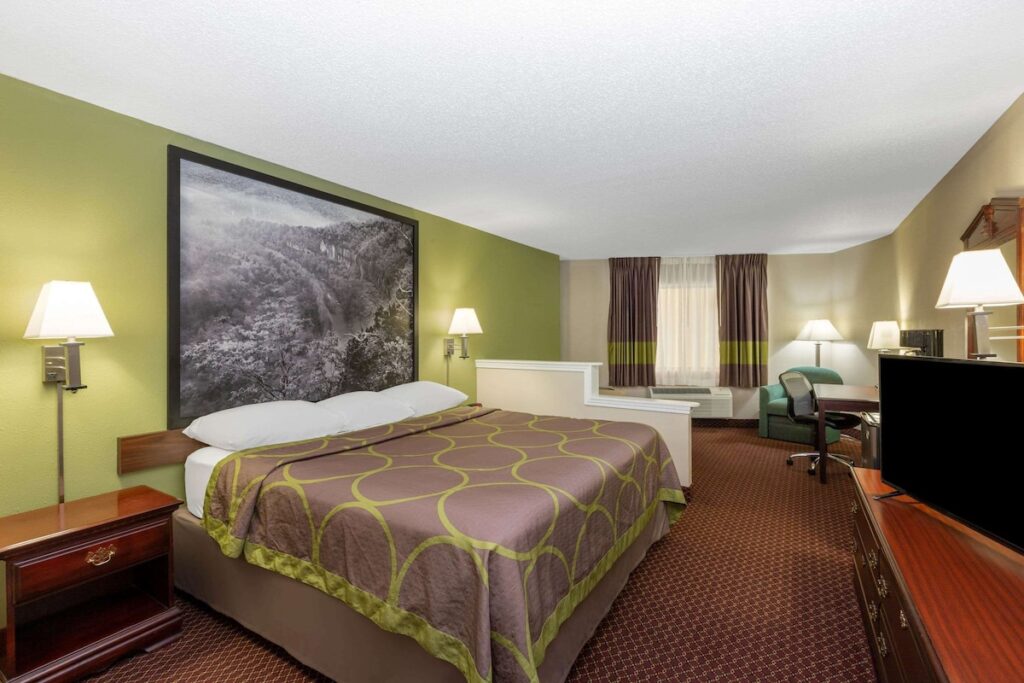 Super 8 by Wyndham Eureka Springs - Image 2