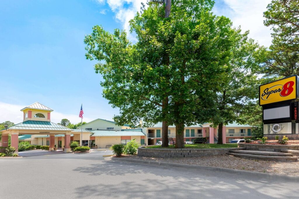 Super 8 by Wyndham Eureka Springs - Image 3
