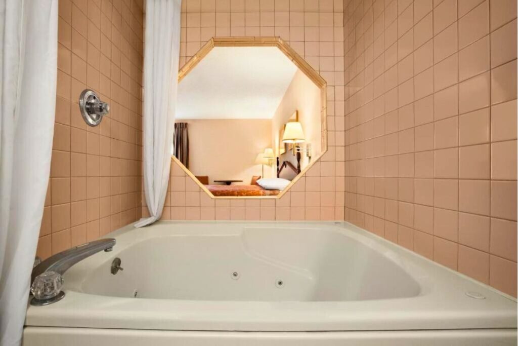 Super 8 by Wyndham Evansville North - Image 1