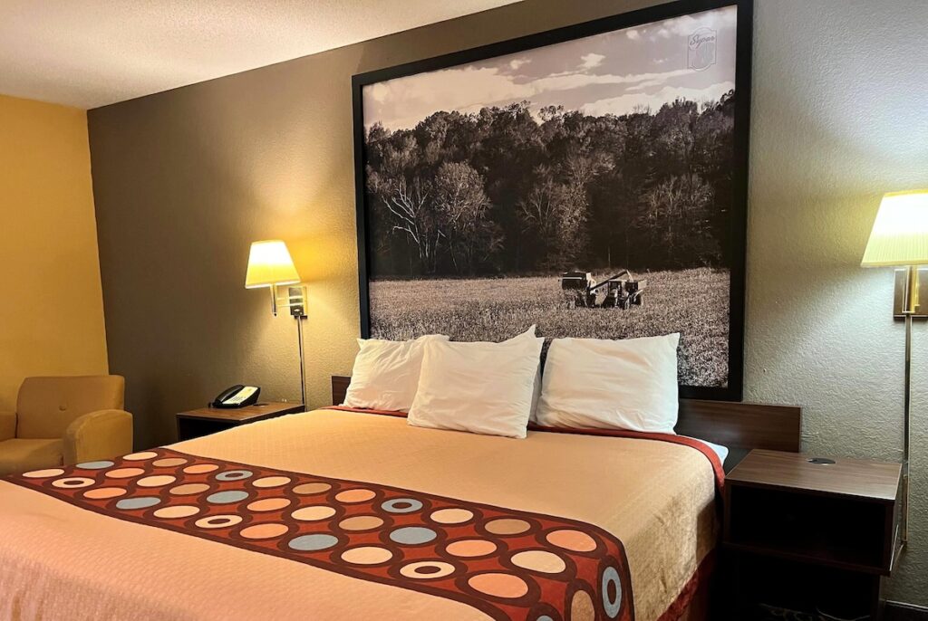 Super 8 by Wyndham Evansville North - Image 3