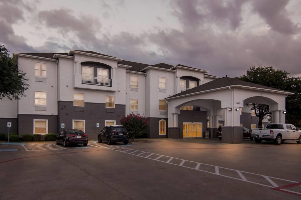 Super 8 by Wyndham Fort Worth Stockyards - Image 5