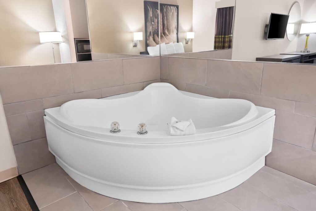 Super 8 by Wyndham Fort Worth Stockyards - Image 2